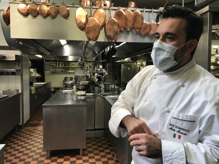 Uno scorcio della cucina del San Domenico di Imola dove si sono susseguiti nel tempo gli chef Nino Bergese, Valentino Marcattilii e oggi, Massimiliano Mascia
