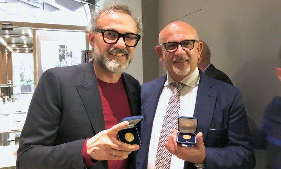 Massimo Bottura e Claudio Sadler a Identità Golose Milano con l'onoreficenza ricevuta dal Comune di Milano, l'Ambrogino d'Oro
