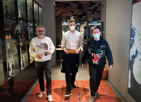 Francesco Vincenzi tra Massimo Bottura e Taka Kond