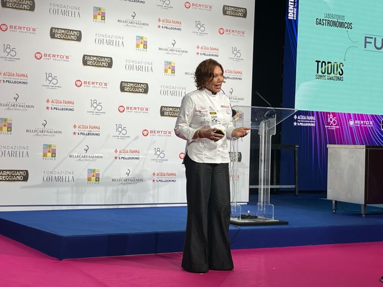 Leonor Espinosa sul palco di Identià Milano 2023
