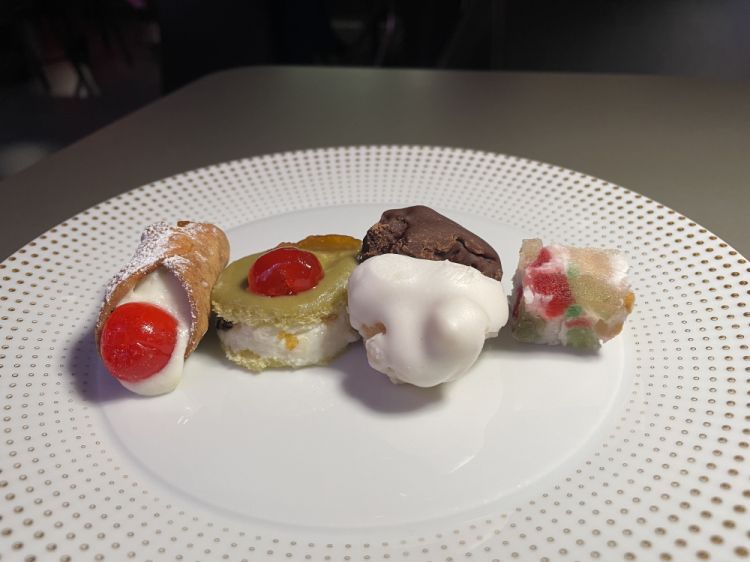 Quattro atti: Cannolo siciliano, cassata siciliana, pignolata messinese, torrone gelato
