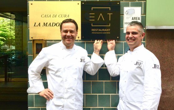 Il segretario Jre Luca Marchini con Nicola Fossaceca (a destra), lo chef Jre che sarà protagonista questo mese della cucina di Eat a La Madonnina. Oggi c'è stata la presentazione ufficiale (foto Carlo Passera)

