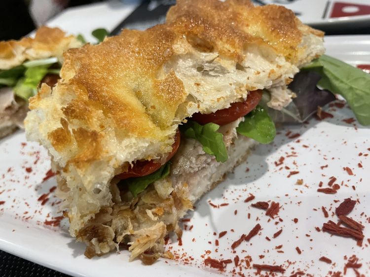 La pala farcita con porchetta, misticanza e datterino confit
