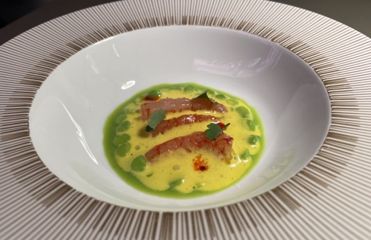 Gamberi: bernese di midollo, zafferano, n’duja e piselli
«I piatti che abbiamo deciso di presentare a Milano si trovano tutti nel nostro menu primaverile: in questo caso specifico, ho aggiunto un ingrediente per l'occasione, che è lo zafferano. Avendo nella ricetta di partenza una salsa bernese di midollo, ho pensato di fare un omaggio a Milano. L'altra particolarità è la cottura a pressione dei piselli, che ci permette di ottenere una riduzione anche a bassa temperatura»