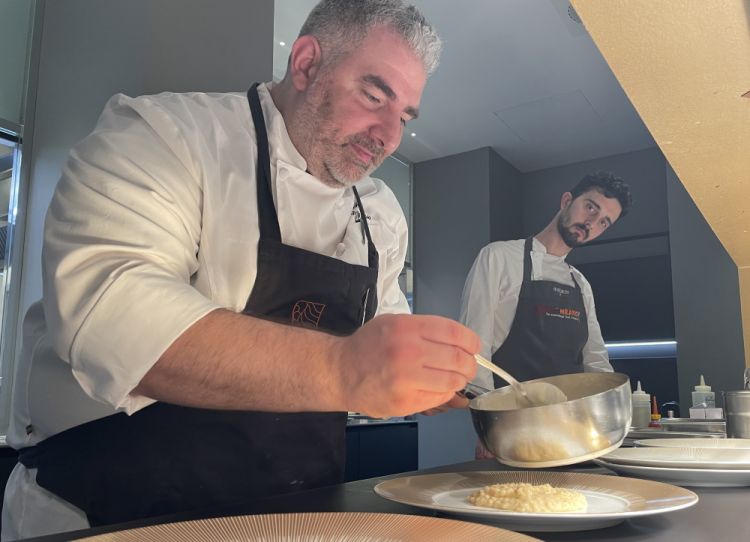 Michele De Blasio al lavoro al pass di Identità Golose Milano