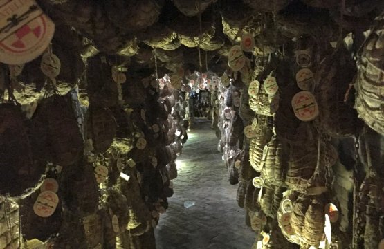 La celebre cantina dei culatelli di Massimo Spigaroli. Centomani si è tenuto nella sua Antica Corte Pallavicina