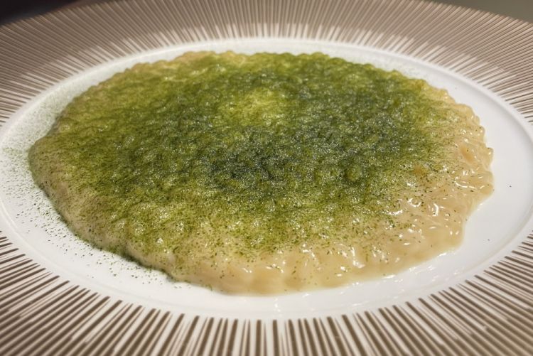 Risotto Napoletano: alici, alghe e bergamotto
«Questo è uno dei primi piatti che abbiamo pensato seguendo la filosofia con cui abbiamo creato anche il nostro orto primordiale, lavorando completamente senza sale. Volevo raccontare il territorio e le sue tradizioni, quindi proponendo un finto risotto mantecato con burro e alici: il risotto però è una pastina di grano duro, sempre per restare legato alle radici campane. La sapidità viene data dalla colatura di alici, poi il piatto viene completato con essenza di bergamotto e polvere di alghe»