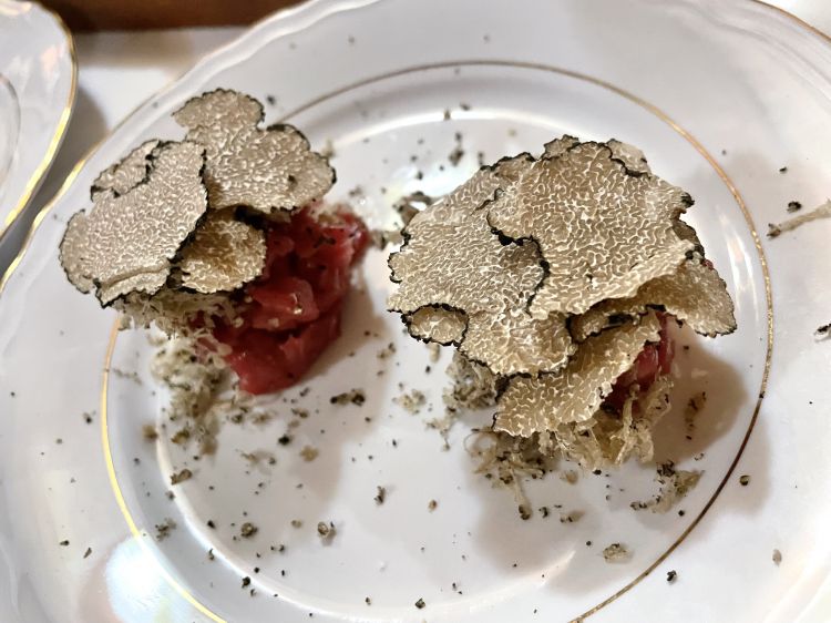Battuta di fassona con tartufo estivo