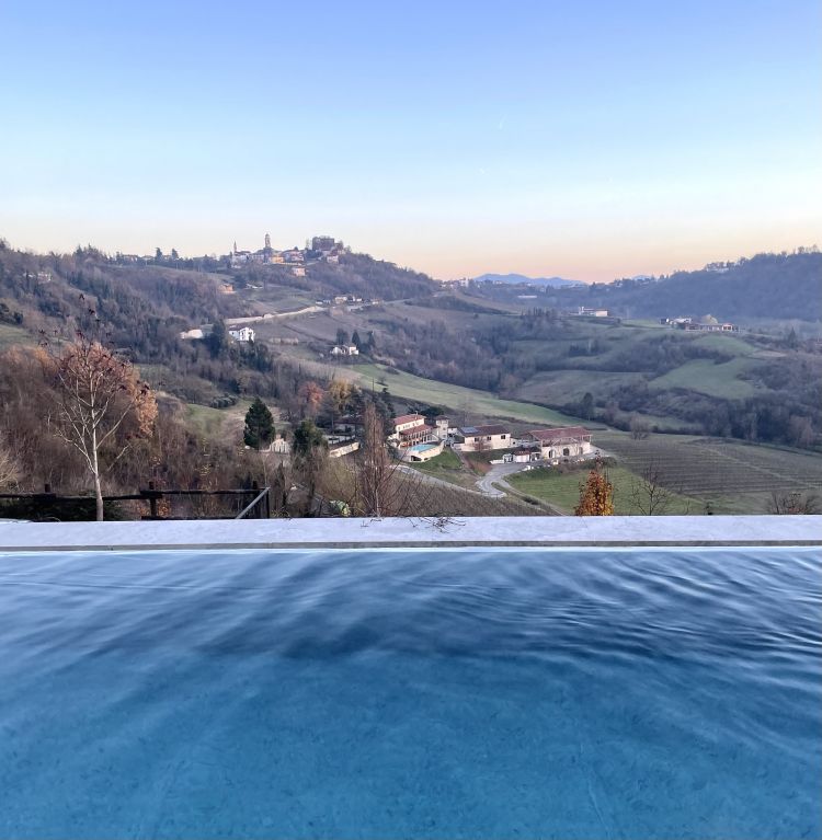 La vista meravigliosa dalla piscina esterna riscaldata
