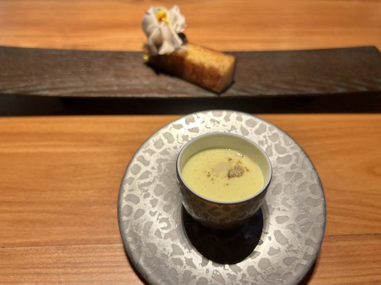 Zabaione di ragusano, brioche con crema di funghi e lamelle di champignons. Lo zabaione è innaffiato con un brodo ridotto di funghi
