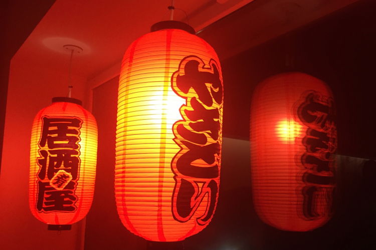 Le tipiche lanterne cinesi del Noodle Bar. Roncoroni ha appena chiuso il Taco Bar sui Navigli ma prepara una nuova insegna di cucina messicana in un luogo più ridotto, versione street food

