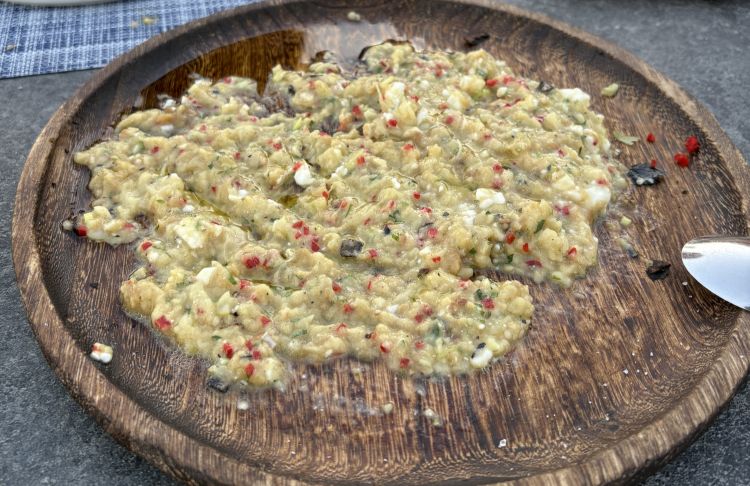 Una semplice insalata di melanzane arrosto, tipica