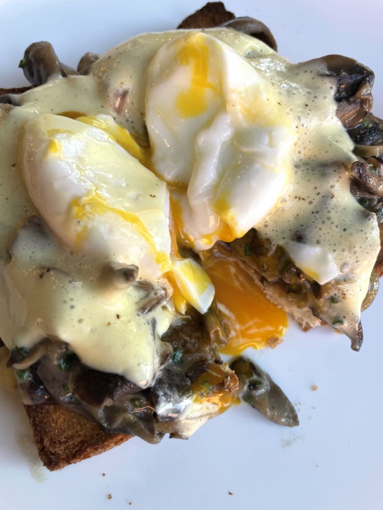 Strepitoso Mushroom toast, tra i piatti in carta a colazione
