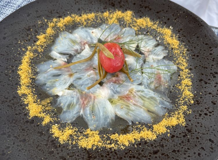 ...come il Carpaccio di branzino con bottarga e salicornia
