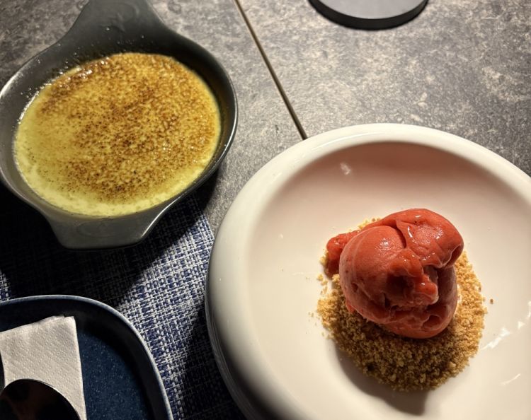 Buonissimi anche i dessert, come questa combinazione di Crème brûlée al pistacchio e sorbetto di fragola
