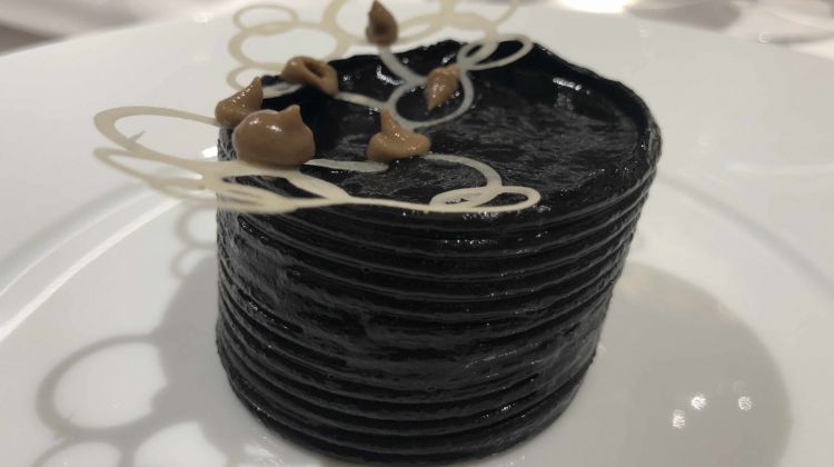 Cannellone di spaghetti Felicetti al nero di seppia, capasanta, spuma di patate, porri e cozze, caviale Naccari Calvisius; chips di corallo