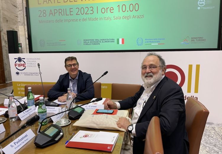 Paolo Marchi, a destra, con lo chef Alessandro Gilmozzi, Presidente Associazione Italiana Ambasciatori del Gusto
