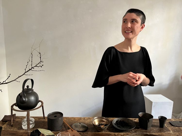 Marta Grespan durante la cerimonia del tè - Foto Annalisa Cavaleri