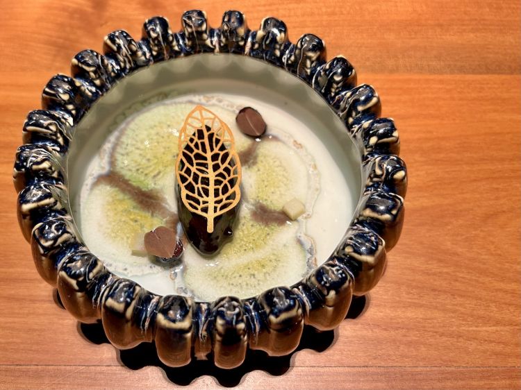 Robiola e mirtilli: robiola con gel di mirtilli, sciroppo di limone d’Amalfi, foglia di Parmigiano Reggiano e mirtilli sottaceto
