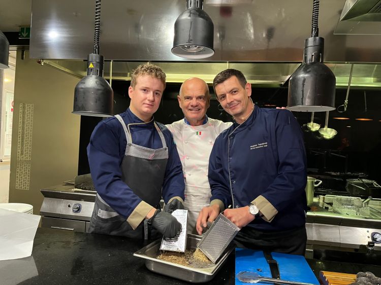 Lo chef Enrico Derflingher con lo chef Marinko Topalovic durante una serata tra Italia e Croazia all'Hilton Double Tree di Zagabria
