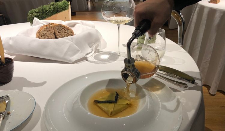 Lettera di pasta all’uovo, ragoût di piccione di Moncucco; piuma di fontina valdostana; consommé alle spezie