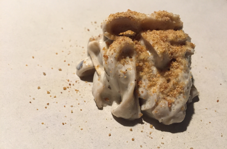 Mushroom, almonds and sourdough, un piatto di pasta-non-pasta (le tagliatelle sono di funghi) ispirato alla Cacio e pepe (Zanatta)
