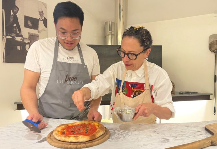 Nancy Silverton alle prese con le prime prove di cottura delle sue pizze nel forno di Authentica: al suo fianco Herbert Yuen, executive chef di Pizzeria Mozza 
