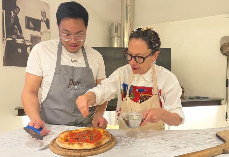 Nancy Silverton busy with the first baking tests of her pizzas in the Authentica oven: at her side Herbert Yuen, executive chef of Pizzeria Mozza