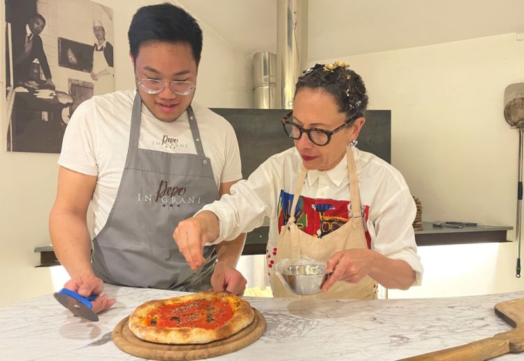 Nancy Silverton alle prese con le prime prove di cottura delle sue pizze nel forno di Authentica: al suo fianco Herbert Yuen, executive chef di Pizzeria Mozza 
