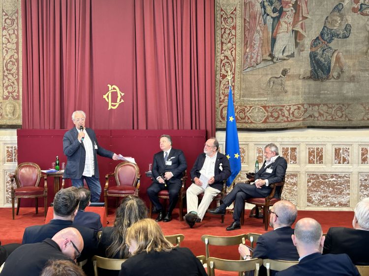 Davide Rampello, che ha moderato la seconda parte dell'incontro, dà la parola a Paolo Marchi, tra Carlo Gorla (Mediaset) e Alberto Lupini (Italia a Tavola)
