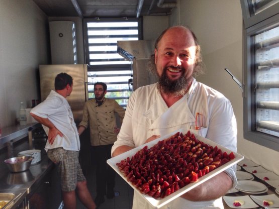 Gottfried Bachler mostra orgoglioso il suo Prosciutto d'oca affumicato all'aria 