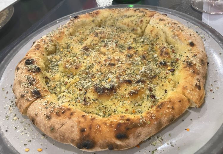 La focaccia di accompagnamento, preparata da Franco Pepe
