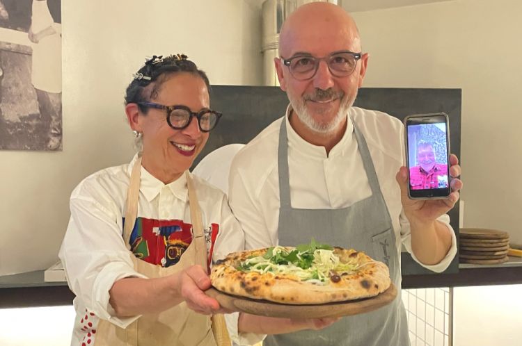 Tre protagonisti di Chef's Table in una sola foto: Nancy Silverton e Franco Pepe con la pizza dedicata a Dario Cecchini, in collegamento video
