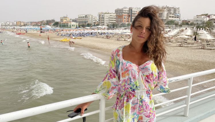 Jessica Galletti fuori dalla Rotonda a Mare di Sen