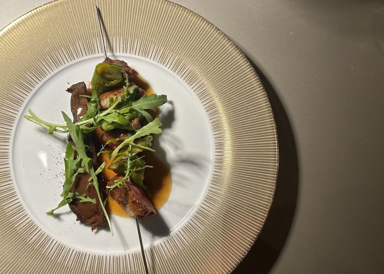 Kebab di piccione e melanzana alla pressa, caramello di aglio nero e caffè, rucola

