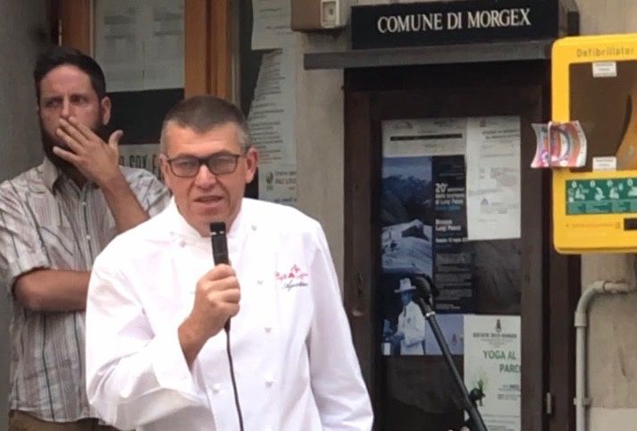 Agostino Buillas al microfono durante la giornata di festa
