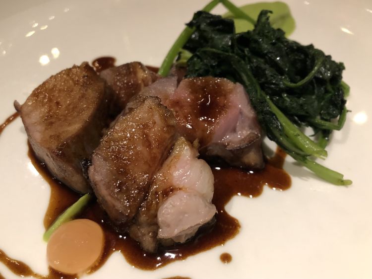 Coscia d’agnello arrosto, minestra napoletana saltata con aglio, olio e peperoncino e pompelmo: pura cucina di ingrediente