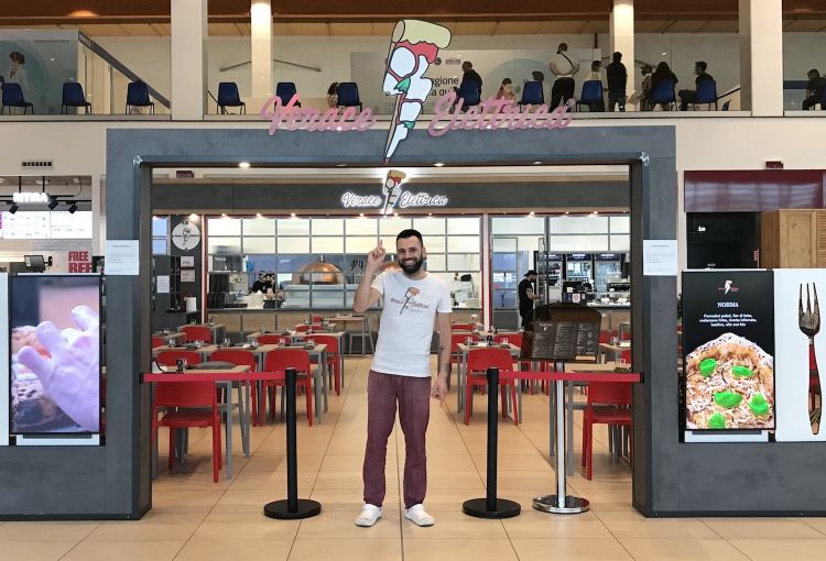 Sergio Russo davanti alla sua Verace Elettrica, all'interno di un centro commerciale a Milazzo (Messina)
