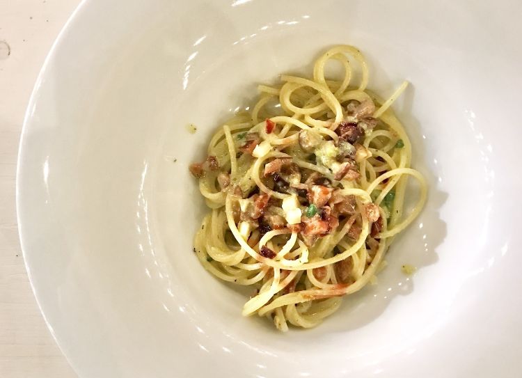 Spaghettino tiepido, colatura di alici, ciligie e pistacchio, di Gennaro Esposito, che aggiunge timo, finocchio selvatico, fico d'India, limone salato
