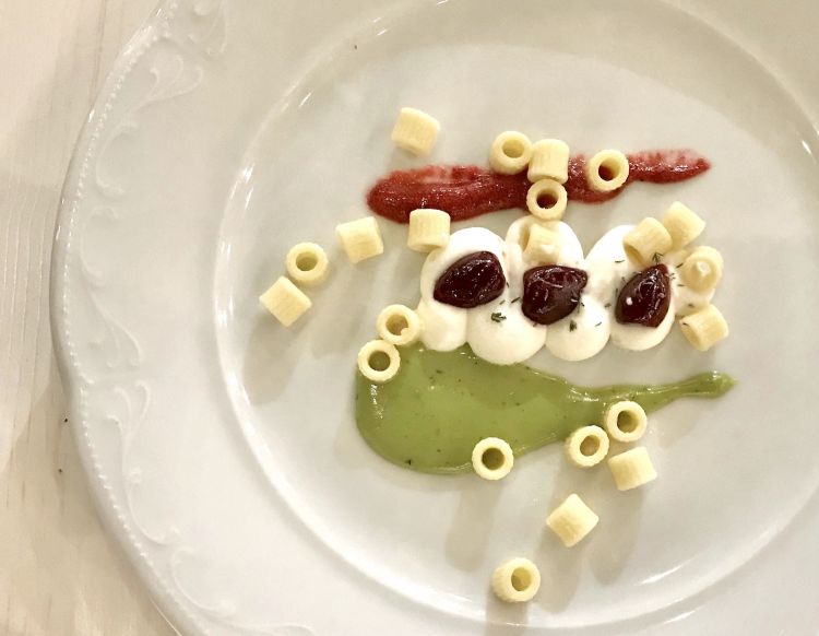 E viva la ciliegia! di Corrado Assenza (pasta cotta nel latticello di ricotta ovina, ciliegie in diverse consistenze, timo selvatico, crema di mandorla di Noto, crema di pistacchio di Bronte)
