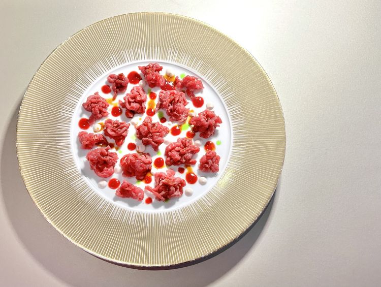 Crudo di bovino adulto, ciliegia Lari, crema di mandorle, olio al coriandolo, in abbinamento Metodo Classico Rosè Brut – Di Sipio