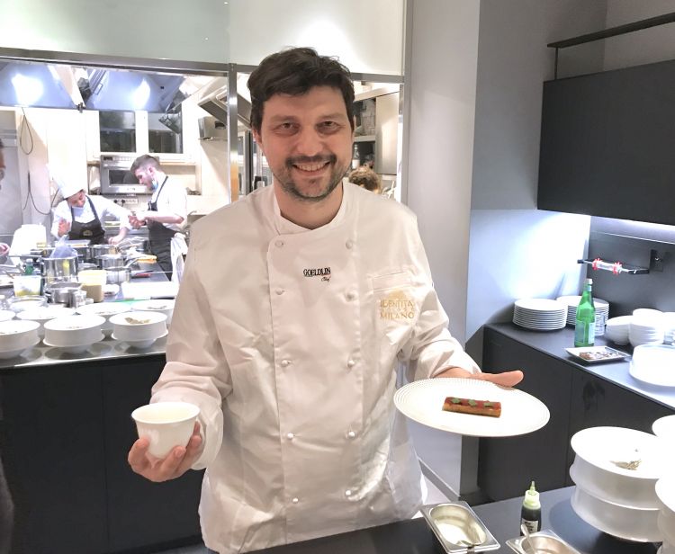 Lo chef Alberto Gipponi nelle cucina dell'hub 