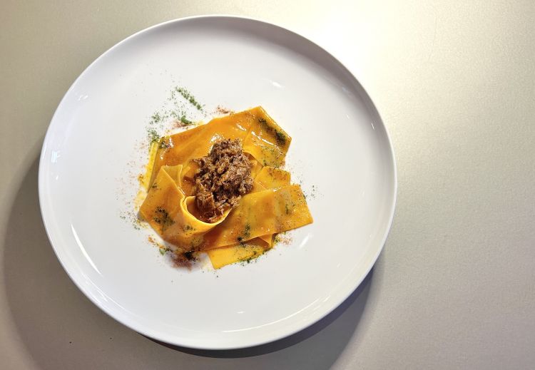 Pappardella mantecata con ristretto di cappello del prete, alloro e polvere di cipolla, in abbinamento Rosso veronese 2017 – Le Guaite di Noemi. Piatto di intensa goduria