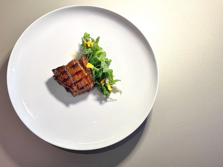 Bollito alla griglia, misticanza, in abbinamento Sondraia 2019 – Poggio al Tesoro. Piatto prelibato