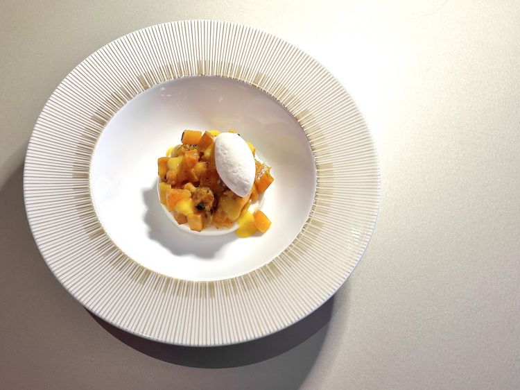 Mousse di cioccolato bianco, gelato al fieno e albicocche, in abbinamento il cocktail Albicoccami (mezcal, fiori di sambuco e albicocca).