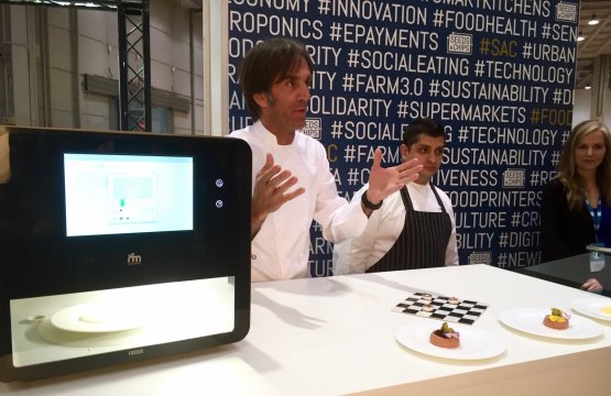 Davide Oldani, Alessandro Procopio e Lynette Kucsma, co-fondatrice e responsabile marketing di Natural Machines, la ditta spagnola che ha inventato Foodini
