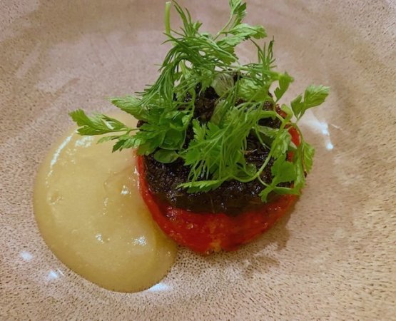 Pomodoro ripieno alla brace, acqua di pomodoro e pesto di erbe tostate