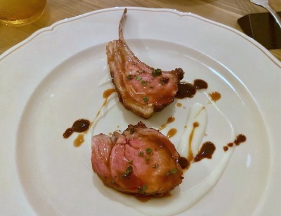 Agnello cotto sui carboni, misto d’orzo, aglio dolce, timo e contorni all’italiana