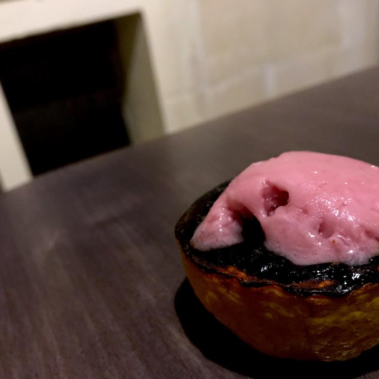 Sorbetto di vino e finocchio, su base di limone bruciato. Il vino è quello della famiglia di Floriano Pellegrino. L'idea è ricreare il sapore del vinello che si beveva un tempo, usando il gambo dei finocchi come fosse una cannuccia