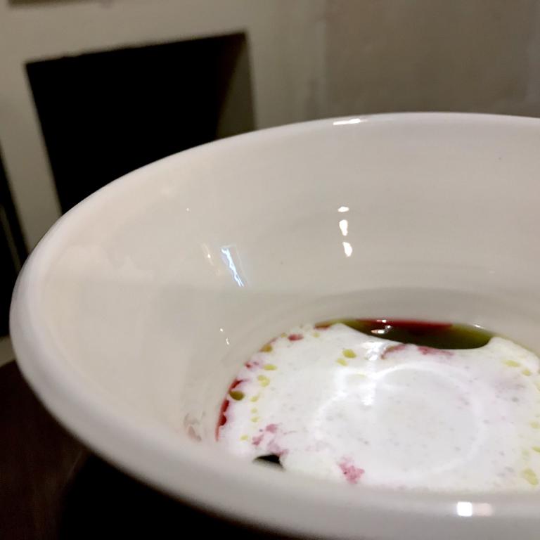 Mozzarella di bufala, frutti rossi, rosmarino. Piatto molto interessante, il primo dopo gli amuse bouche. Dà una base di acidità, a salire. La mozzarella è in spuma, con i suoi sentori latte accompagna l'acidità del succo di frutti rossi, poi olio al rosmarino